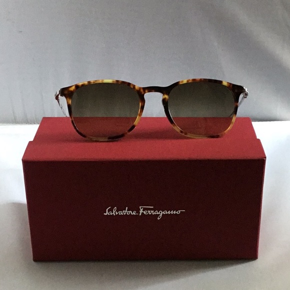SALVATORE FERRAGAMO UNISEX SUNGLASSES. - Picture 7 of 8